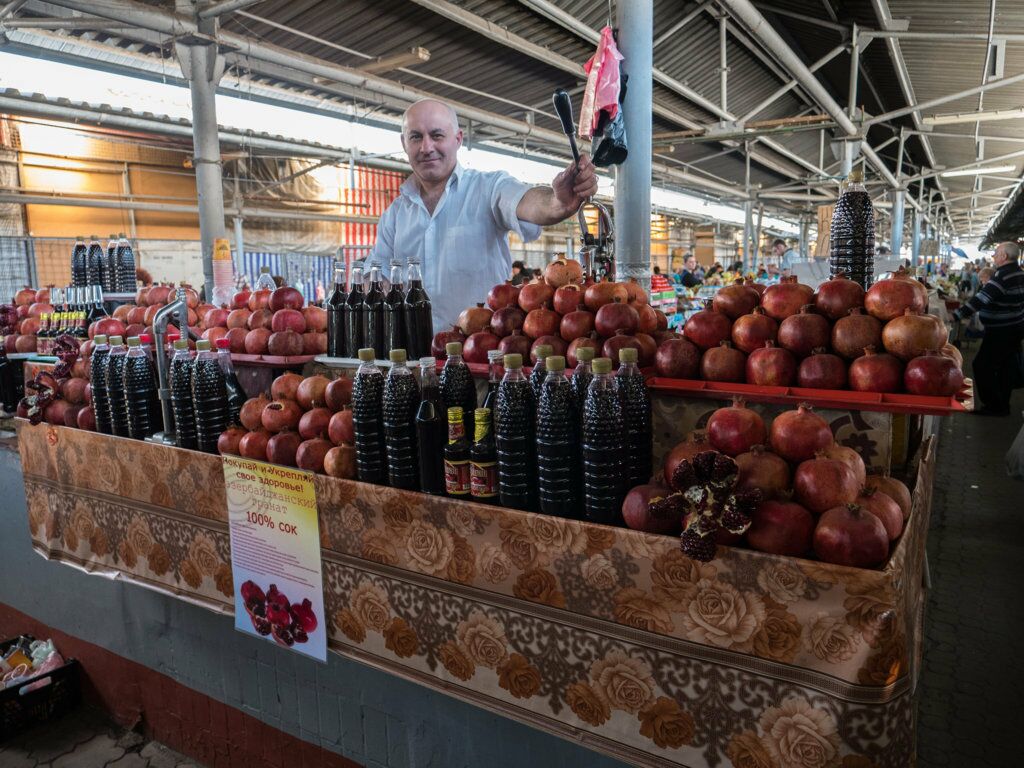 Granatäpfel und Säfte auf dem Zentralmarkt in Dnipro