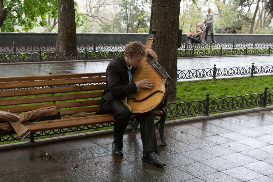 Ein Musiker auf dem Primorskij Boulevard in Odessa