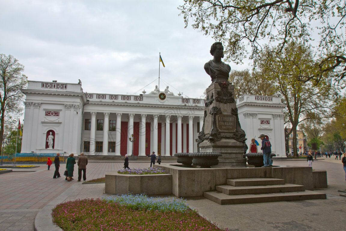 Das Rathaus mit Puschkin-Denkmal in Odessa