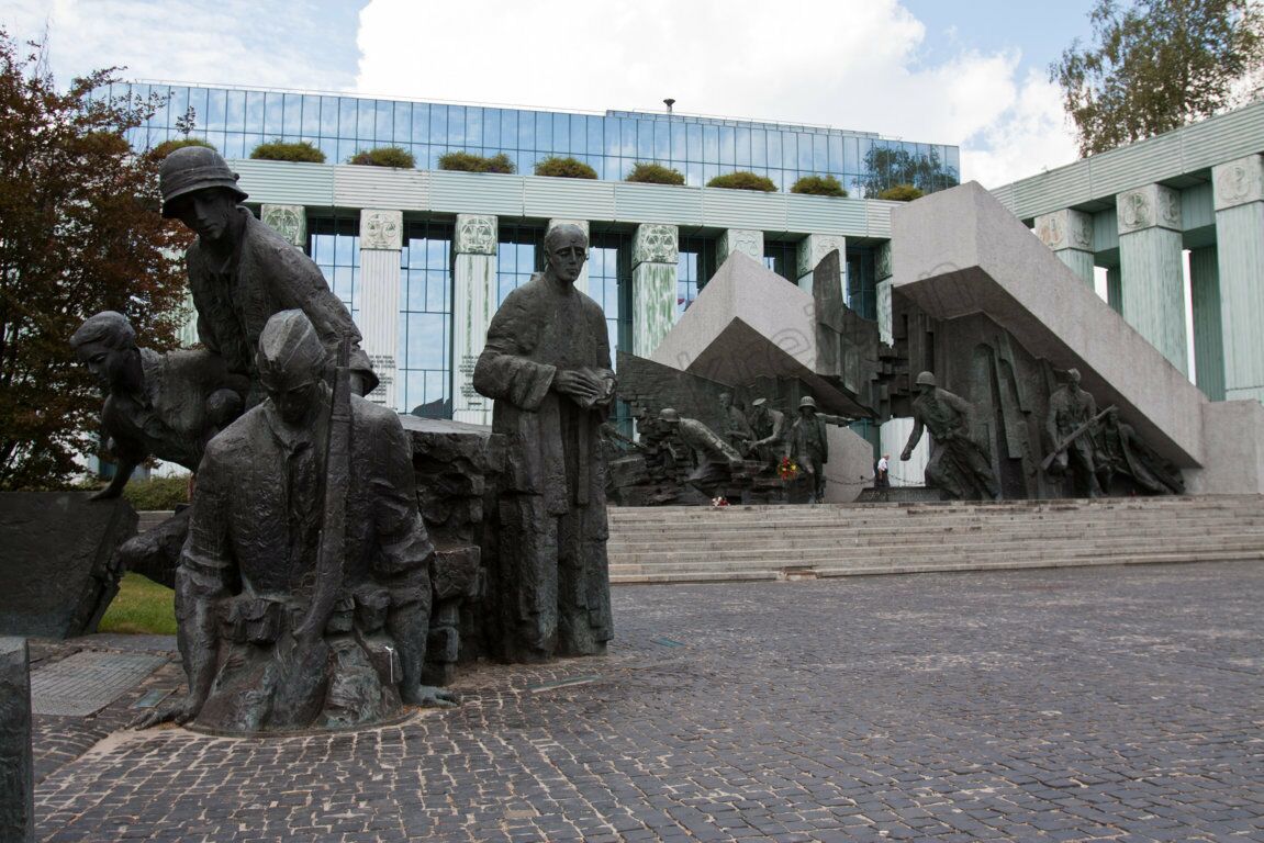 Denkmal des Warschauer Aufstands vor dem Gebäude des Obersten Gerichtshofs in Warschau