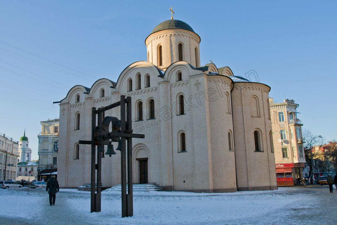 Die Gottesmutter Pirogoshchi Kirche im Stadtteil Podil in Kiew