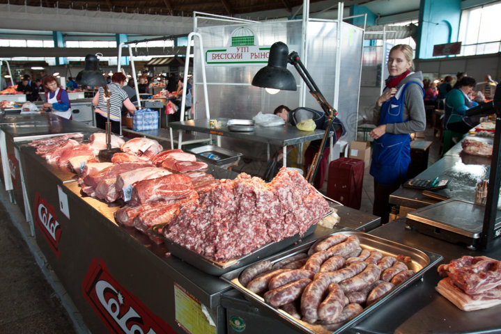 Fleisch und Wurst auf dem Markt in Brest