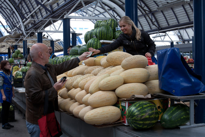 Melonenverkäuferin auf dem Komarowski-Markt in Minsk